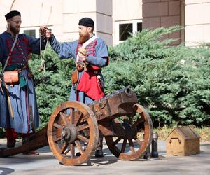 Salwy armatnie w centrum Lublina. Tak wyglądała inscenizacja historyczna na pl. Litewskim