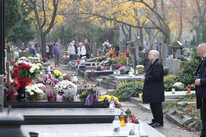 Jarosław Kaczyński na grobie swojej mamy Jadwigi Kaczyńskiej