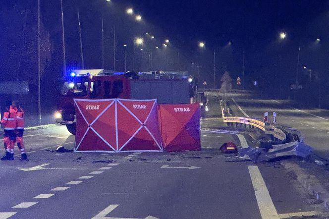 Tragiczny wypadek na Mazowszu. Karetka na sygnale dachowała w rowie. Jeden ratownik zginął na miejscu