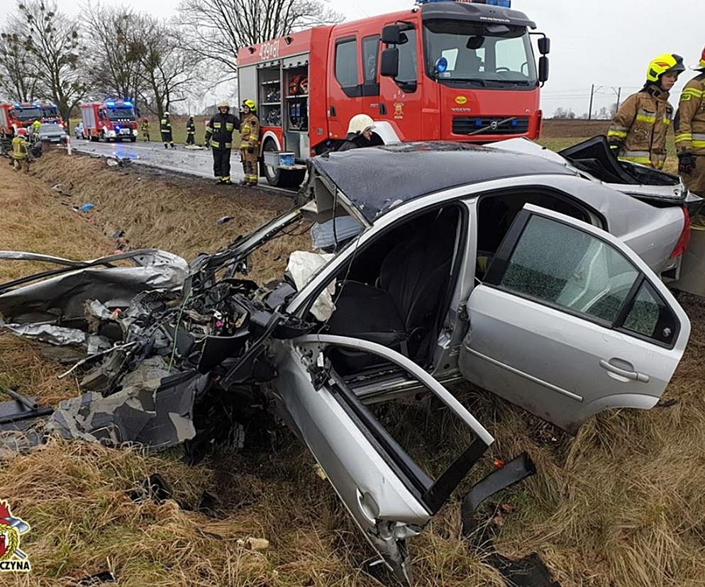 Wyleciał z drogi na łuku. Samochód rozerwało na dwie części. Wszystko się nagrało