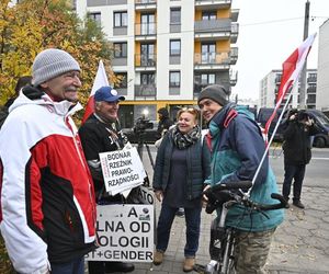 Oczekiwanie na wyjście ks. Michała Olszewskiego na wolność