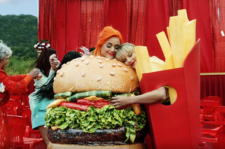 Burger i frytki? Taylor Swift wyjaśniła, skąd przebranie z You Need To Calm Down