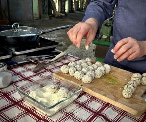 Remigiusz Rączka odwiedził Fabrykę Pełną Życia. Gotował dania kuchni zagłębiowskiej