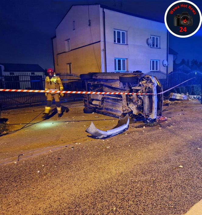 Rozbił forda na betonowym słupie. Jechał bez prawka i po alkoholu