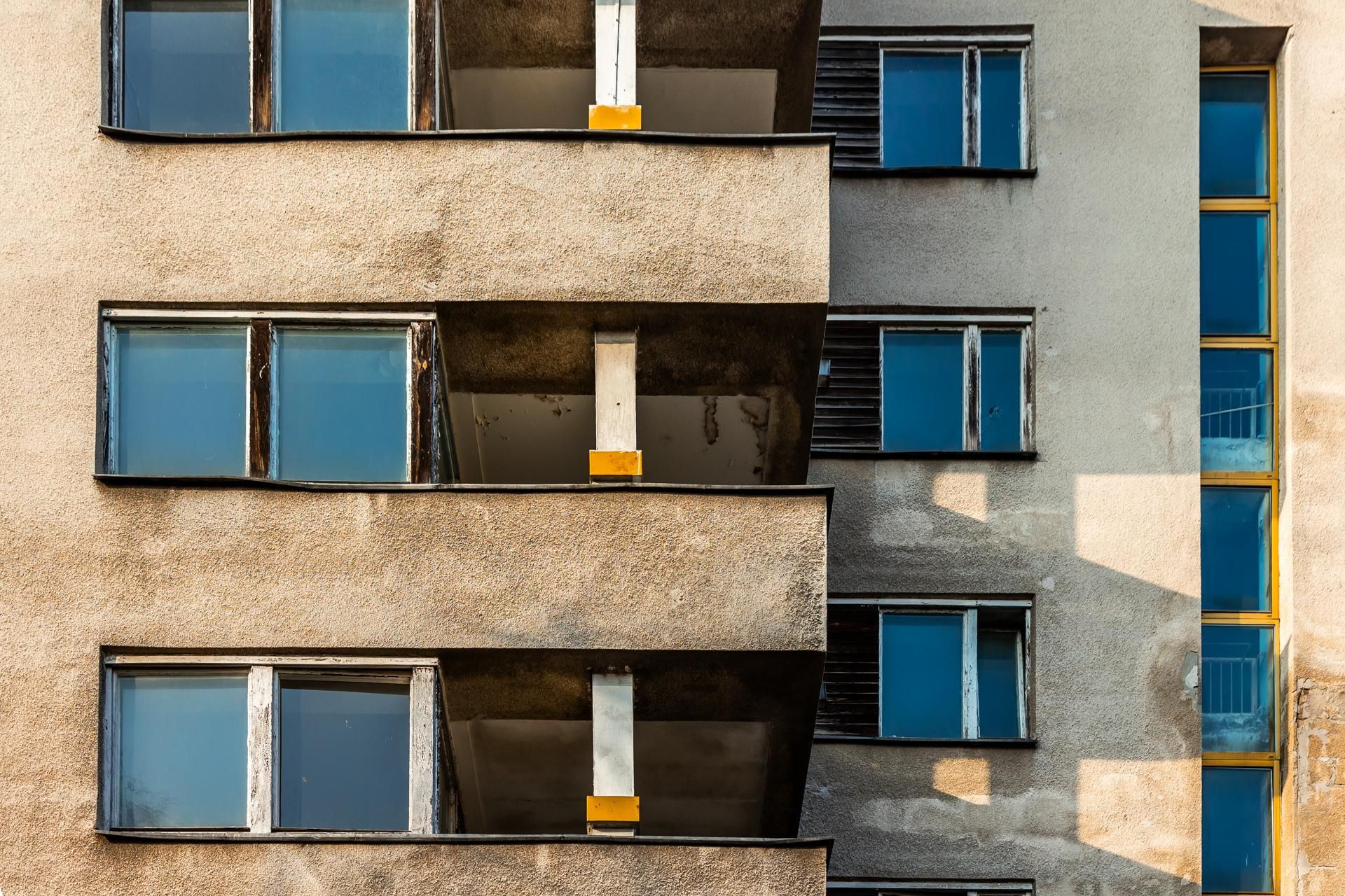 Szpiegowo, blok na Sobieskiego 100 w Warszawie