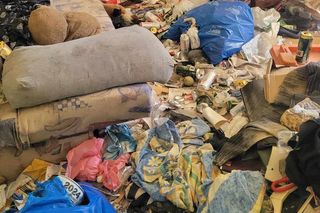 Widok jak z koszmaru. Śmieci i odchody w mieszkaniu. Właścicielka straciła psa