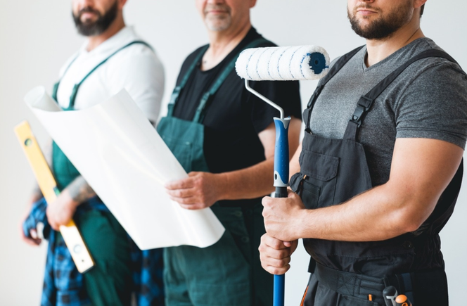 Robisz remont albo wykańczasz mieszkanie? Tyle będziesz musiał poczekać na ekipę [RAPORT]