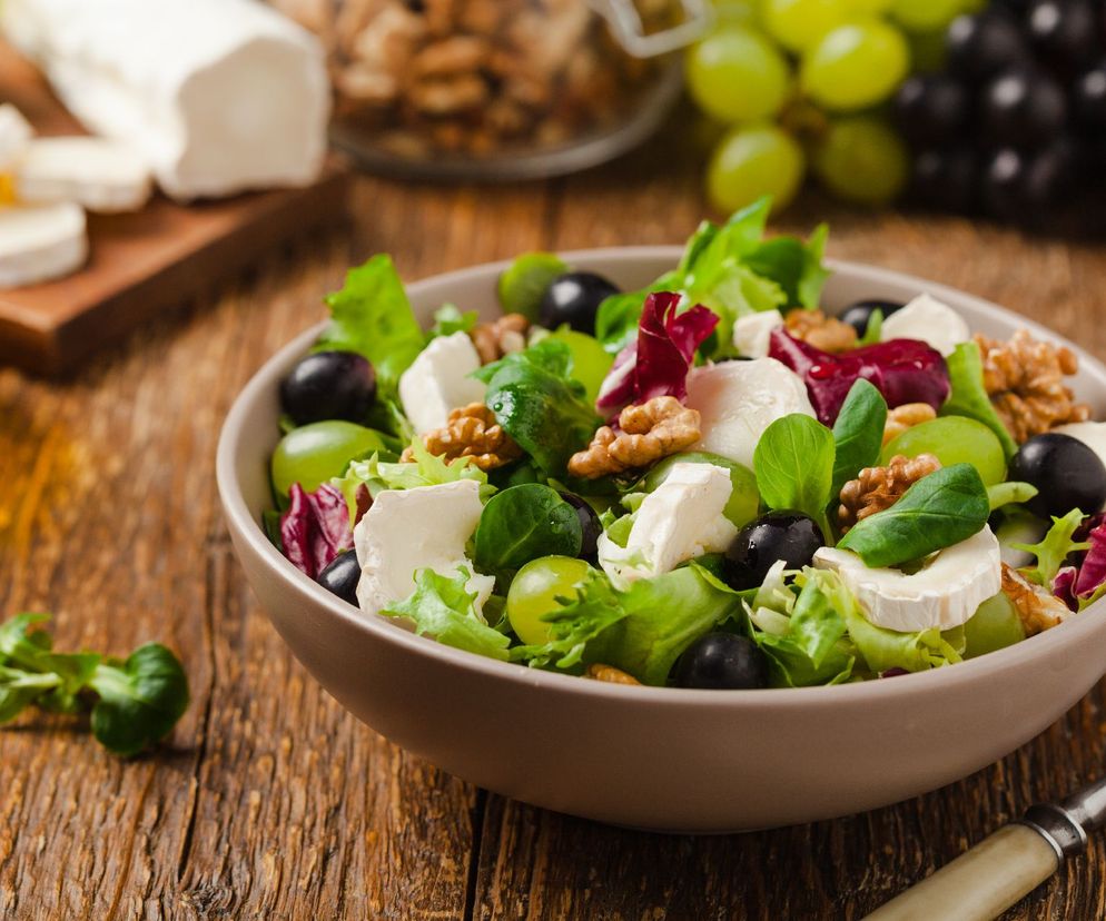 Prosta sałatka z winogronami i serem - szybka bomba witaminowa!