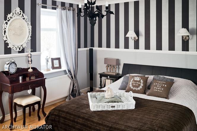 Czarno - biała tapeta w klasycznej sypialni