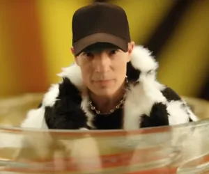 Jacek Stachursky wyłania się ze słoika. Artysta pochodzący z Czechowic-Dziedzic w reklamie sosów Łowicz