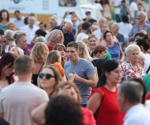 Potańcówka pod Teatrem Śląskim w Katowicach. Tłumy wręcz oszalały ZDJĘCIA