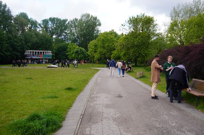 Studenci Politechniki gromadzą się w okolicy terenu juwenaliów