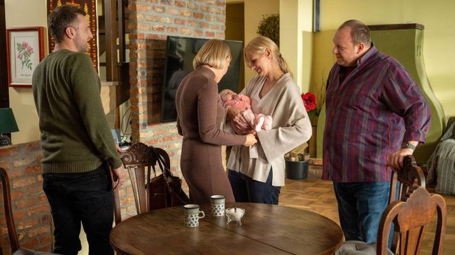 M jak miłość odc. 1870. Dorota (Iwona Rejzner), Bartek (Arkadiusz Smoleński), Jagoda (Katarzyna Kołeczek), Tadeusz (Bartłomiej Nowosielski), Dorotka (Klara Madeńska)