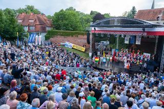 Dni Folkloru w Olsztynie 2025. Ulicami Starego Miasta przeszedł barwny korowód