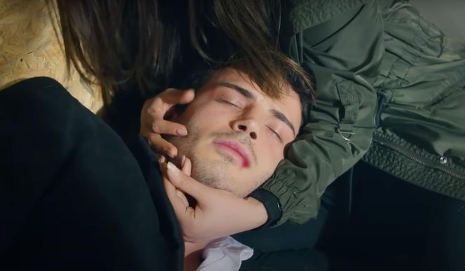 Ege odnajdzie Zeynep, ale porywacz Ragip dźgnie go nożem i zabije. Ukochany skona w ramionach zrozpaczonej Zeynep.