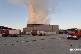 Bochnia. Magazyn i składowisko opon stanęły w ogniu