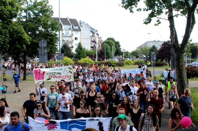 Korowód studentów przeszedł ulicami Szczecina