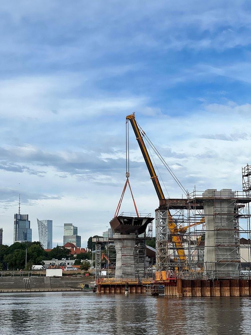 Kładka przez Wisłę w Warszawie: montaż ustroju nośnego