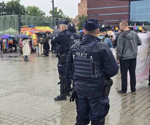 Wystartował Wrocławski Marsz Równości. Na trasie pojawili się przeciwnicy 