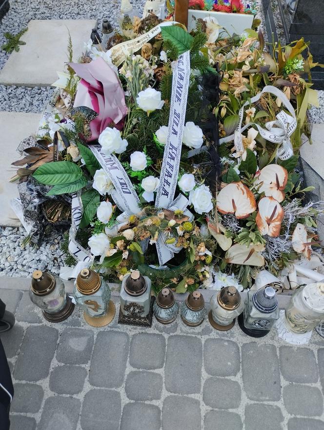 Na grobie Ravgora jest kołdra kwiatów. Youtuber był jednym z pierwszych pranksterów w Polsce. Zginął tragicznie