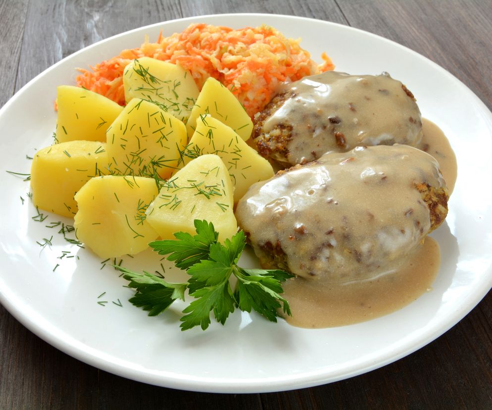 Kotlety mielone w sosie pieczarkowym: przepis na obiad, który wszystkim smakuje