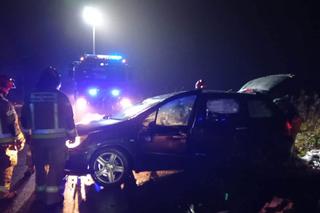 Kierowca jechał pod wpływem. Uderzył w drzewo i dachował