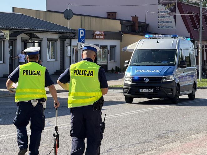 Jastrzębia. 2-letnie dziecko wpadło pod samochód