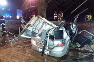 Nowowola. Tragiczny wypadek na Podlasiu. Opel uderzył w drzewo