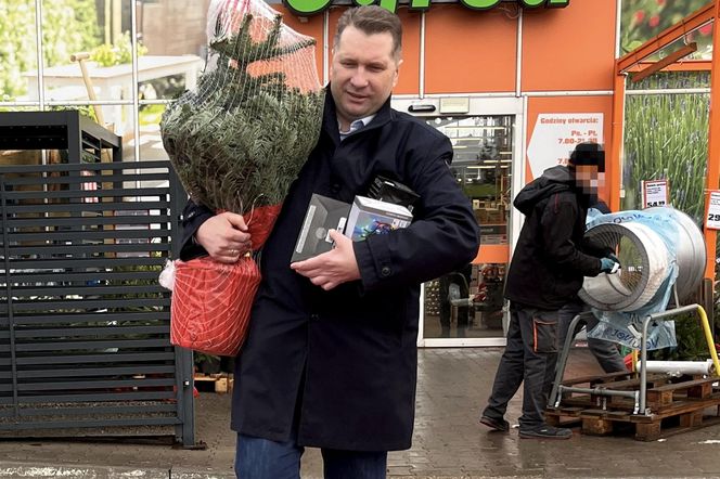 Przemysław Czarnek kupuje choinkę dla wnuka