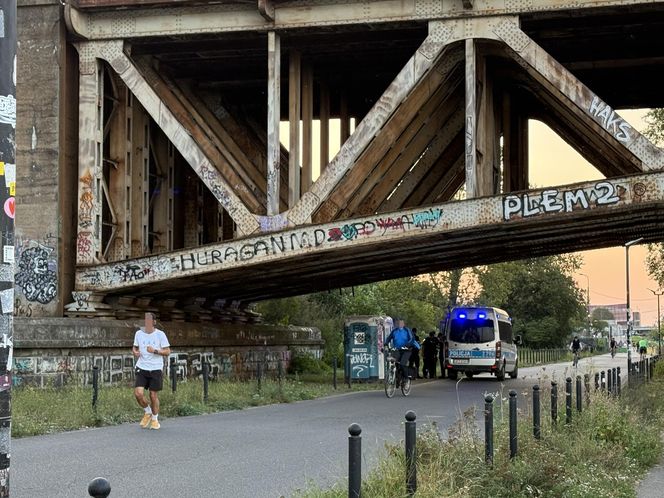 Wypadek na Bulwarach Wiślanych. 15 latka spadła z mostu.