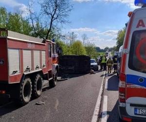 Świętokrzyskie: Tragiczny wypadek w powiecie staszowskim. Dwie osoby nie żyją, osiem w szpitalu