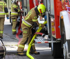 Pożar i wybuchy w mieszkaniu bloku w Tychach