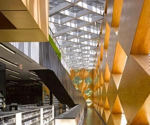 Wnętrze biblioteki - Francis Gregory Library projektu pracowni architektonicznej Adjaye Associates