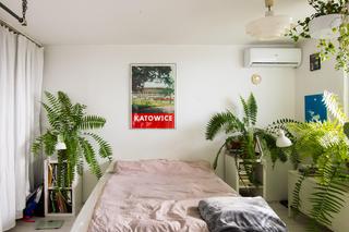 Mieszkanie w bloku. Biała podłoga z desek