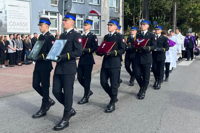 Rodzina, przyjaciele i strażacy pożegnali druhów OSP Żukowo. Zdjęcia chwytają za serce 