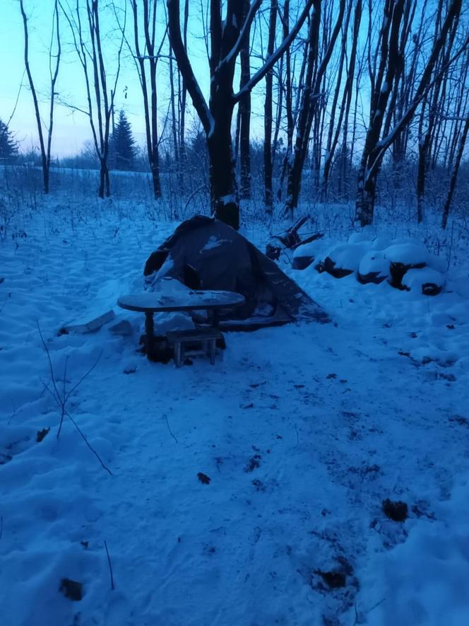 Tarnów. Dwaj bezdomni próbowali przetrwać mroźną noc w prowizorycznym namiocie