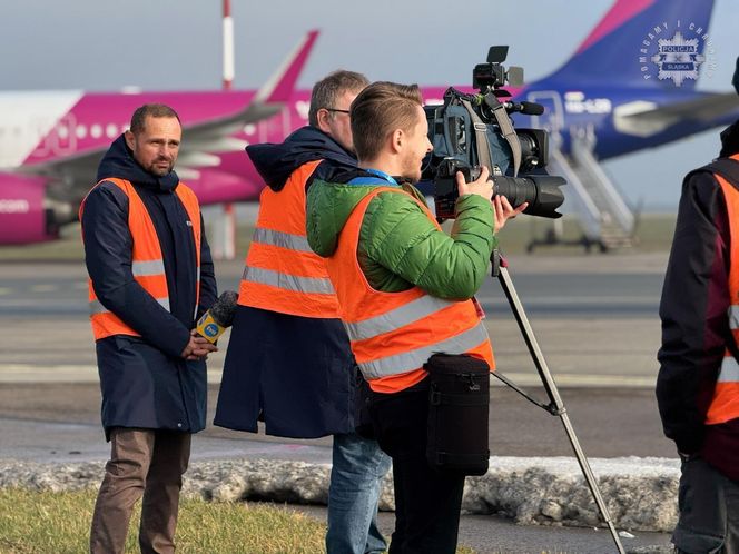 Awaryjne lądowanie samolotu pasażerskiego z terrorystami na pokładzie. Widowiskowe ćwiczenia służb na lotnisku w Katowicach