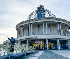 Ojciec Tadeusz Rydzyk ma swój witraż w kościele w Toruniu