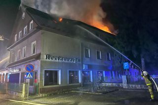 Nocny pożar hotelu w Nowym Brzesku. Z żywiołem walczyło ponad 100 strażaków 