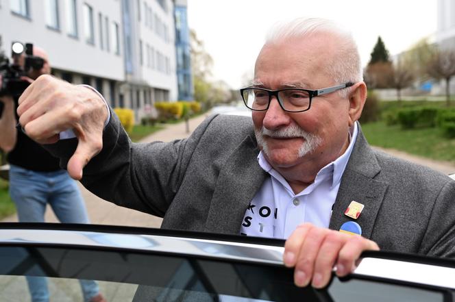 Lech Wałęsa głosuje w wyborach