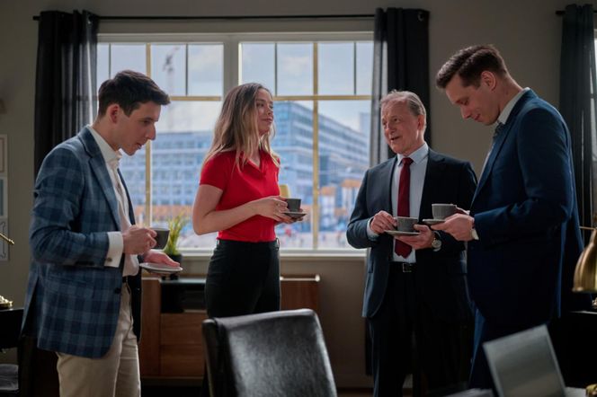 Na Wspólnej odc. 4063. Darek Żbik (Michał Mikołajczak), prawniczka Kalina (Katarzyna Gałązka), Andrzej Zakościelny (Dariusz Niebudek), Tadeusz (Jakub Pruski)