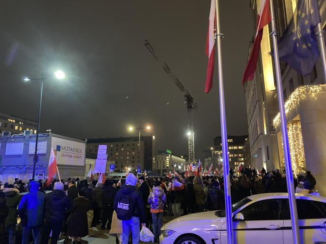 Przed siedzibą TVP odbył się protest. Uczestnicy skandowali "Wolne media!"