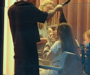 Małgorzata Rozenek przebiera się u fryzjera