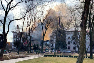 CUD w Mariupolu. Spod ruin zbombardowanego teatru wychodzą ocaleni ludzie!