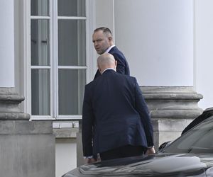 Karol Nawrocki który odbiera Kasię ze szkoły.