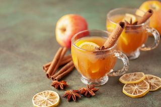 Gorące herbaty zamieniłam na ten aromatyczny napój. Sok jabłkowy z tymi dodatkami to hit jesieni