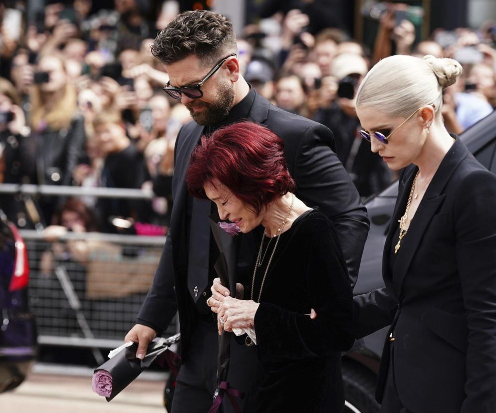 Rozdzierający serce pogrzeb Ozzy'ego Osbourne'a. Ukochana żona zalała się łzami, podtrzymywały ją dzieci  
