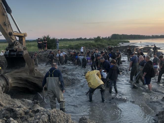 Poszukiwacze bursztynu w Rewie. Jak wyglądają poszukiwania złota Bałtyku? 