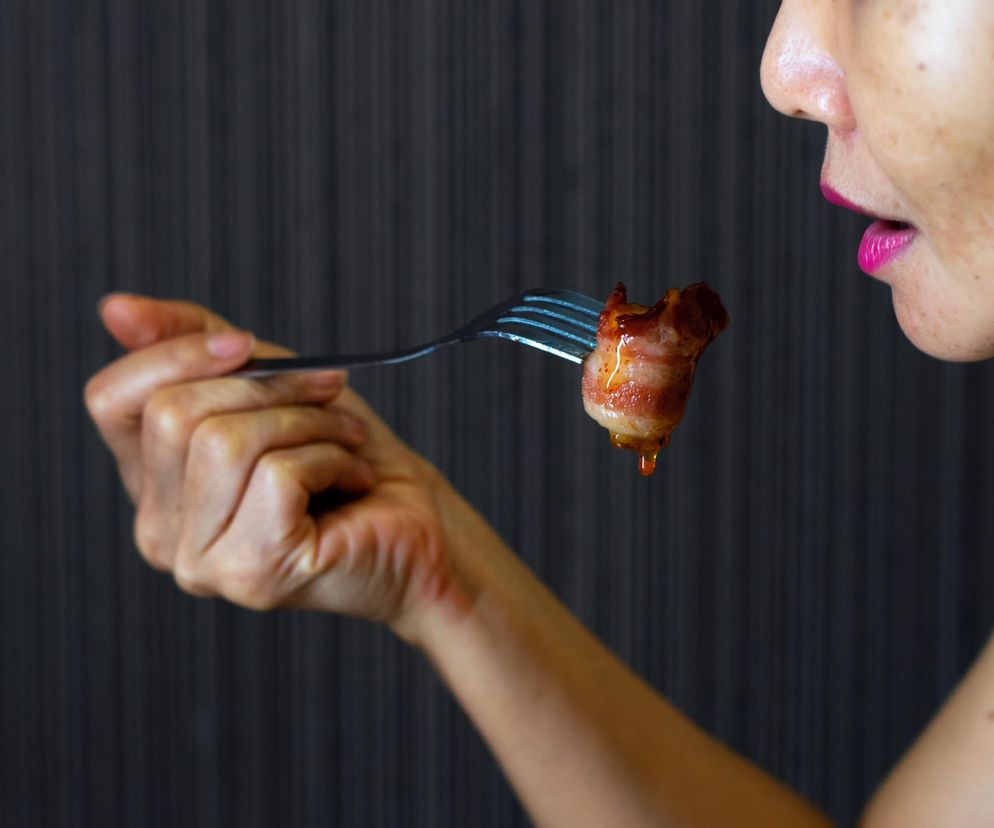 Jadła przez tydzień boczek. Oto co stało się z jej organizmem