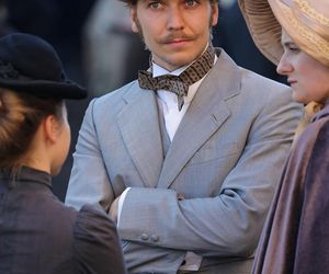 Wokulski i Rzecki spacerują po Warszawie. Plan zdjęciowy „Lalki” przeniósł Stare Miasto do XIX wieku!